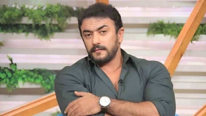 أحمد العوضي يثير دهشة الجمهور بسبب شبيهه «صورة»