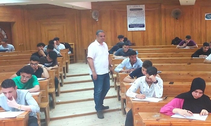 عميد آداب كفر الشيخ يشدد على الانضباط والرقابة داخل اللجان