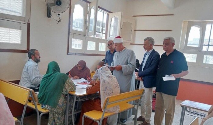 رئيس المنطقة الأزهرية بالقليوبية يتفقد مراكز تقدير درجات شهادتى الابتدائية والإعدادية