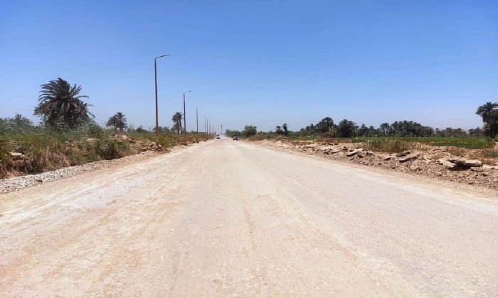 محافظ أسوان يتابع رصف محور «إدفو- مرسى علم»