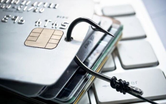 بطريقة احتيالية.. سائق توصيل طلبات يُقرّ بسرقة 2.5 مليون دولار