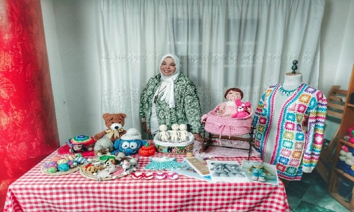 «هالة» تحوّل منزلها بالإسكندرية لورشة أميجورومي».. .فن الكروشيه المصري ينافس المستورد