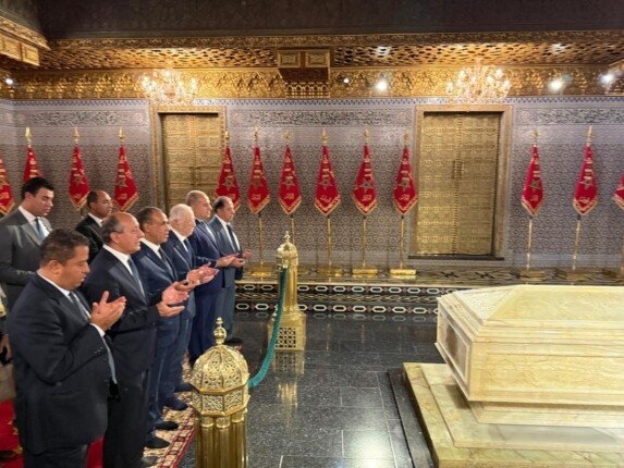 وزير الخارجية يزور ضريح ملكي المغرب الراحلين العاهل محمد الخامس والحسن الثاني
