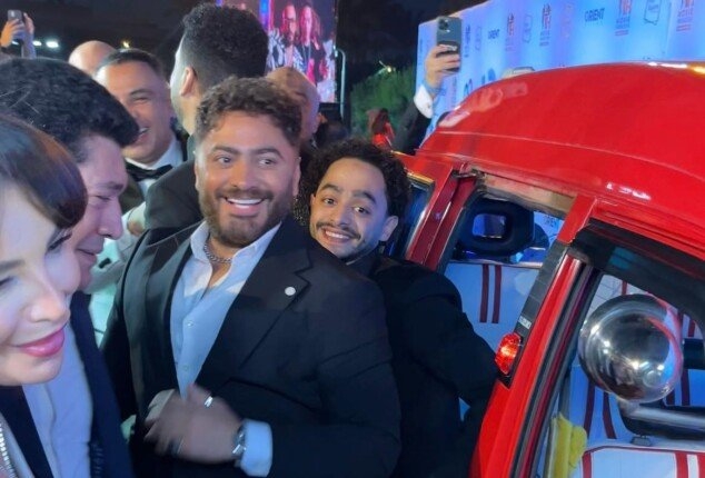 بـ «تمناية».. تامر حسني وأبطال «ريستارت» يصلون العرض الخاص للفيلم