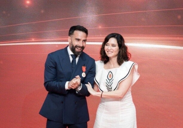 يمتلك ألقابًا أكثر منكم.. رئيسة إقليم مدريد تُحرج إدارة برشلونة بسبب كارفاخال