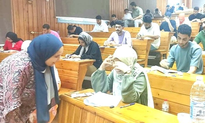 ورقية وإلكترونية.. عميدة طب أسنان كفر الشيخ تتفقد لجان امتحانات الفصل الدراسي الثاني