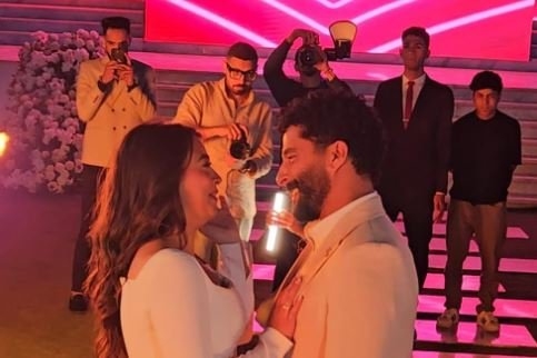 مصطفى منصور وهايدي رفعت يحتفلان بخطوبتهما وسط حضور الأهل