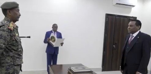 بعد توليه رئاسة الحكومة السودانية.. من هو كامل إدريس؟