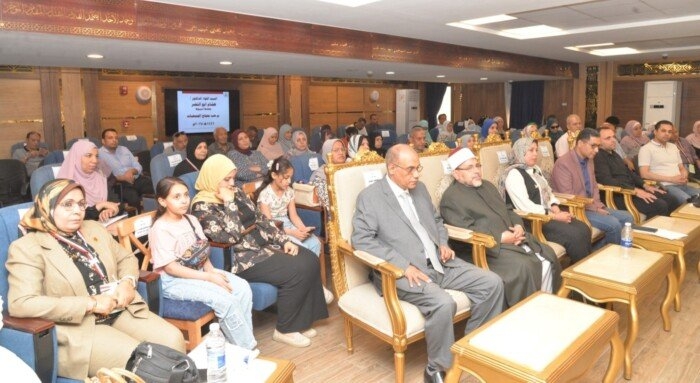 محافظ أسيوط يسلم 320 حاجًا من الجمعيات الأهلية تأشيرات السفر وملابس الإحرام