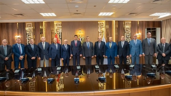 وزيرا الإنتاج الحربي والزراعة يشهدان توقيع اتفاقية لتسويق المنتجات المدنية والمعدات الزراعية