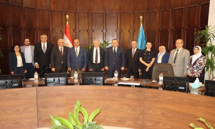 رئيس جامعة الإسكندرية يناقش مع وفد مصري إيطالي ربط البحوث العلمية بالصناعة