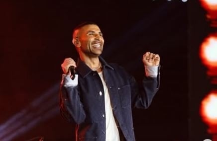 «جيبة المدرسة رجعت تاني».. موجة سخرية من إطلالة أحمد سعد في حفله بالساحل