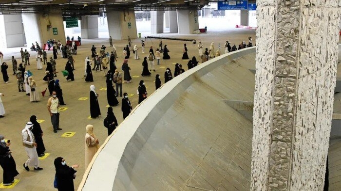 حجاج بيت الله الحرام يرمون الجمرات الثلاث في أول أيام التشريق