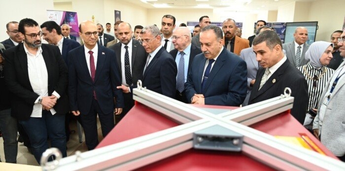 رئيس جامعة أسيوط يشيد بمشروعات وكالة الفضاء المصرية ودورها في دعم علوم الفضاء