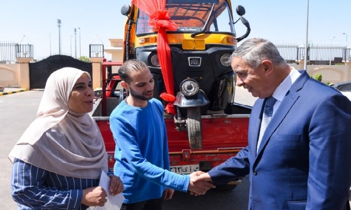 محافظ الإسكندرية يُسلّم «توك توك» جديد لسيدة تعويضًا عن مركبتها التي غرقت بسبب العاصفة
