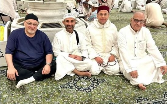 برفقة الجندي والهلالي.. أحمد سعد ينشر صورته داخل المسجد النبوي استعدادًا للحج