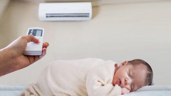 للأطفال حديثي الولادة.. نشغل التكييف ولا المروحة في الصيف؟