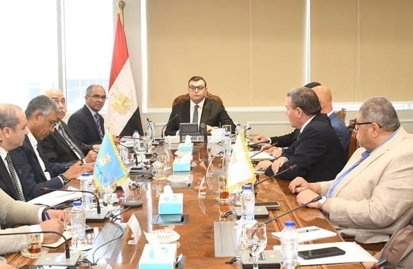 وزير الإسكان يتابع موقف محطات تحلية مياه البحر بالساحل الشمالي الغربي