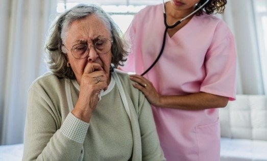 تصيبك بالتهابات رئوية.. تحذيرات لـ كبار السن وأصحاب الأمراض المزمنة «فيديو»
