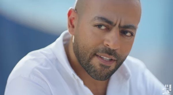 بعد عملية الرباط الصليبي.. تامر عاشور بالعكاز في حفل مهرجان ليلة عمر