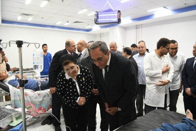محافظ قنا يزور مصابي حادث منتدبي امتحانات الثانوية بدشنا ويوجه بتقديم الدعم الطبي والاجتماعي