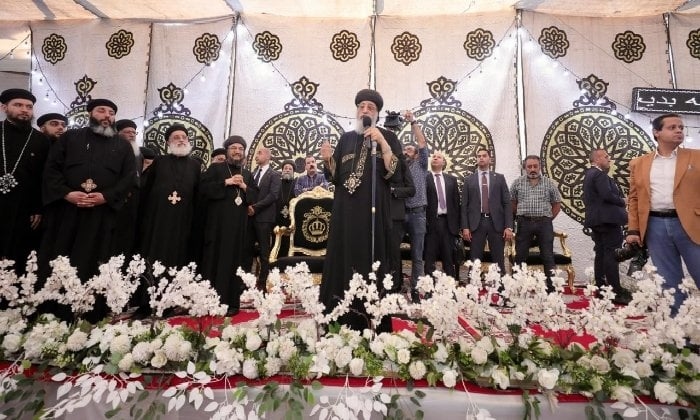 استقبال شعبي حافل للبابا تواضروس في زيارته لكنيسة القديسين بالعصافرة