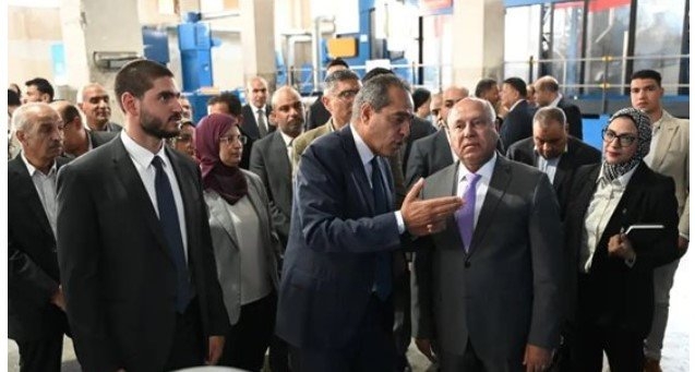 نائب رئيس الوزراء وزير الصناعة والنقل يتفقد الخطوط الإنتاجية الجديدة لمصنع «مكارم تكس»