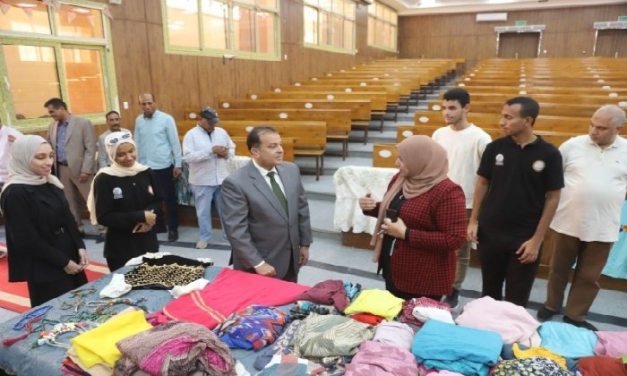 افتتاح معرض خيري للملابس ضمن مبادرة الخير بجامعة جنوب الوادي