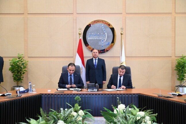 وزير النقل يشهد توقيع عقد ترخيص شركة لتنظيم خدمات النقل البري باستخدام تكنولوجيا المعلومات