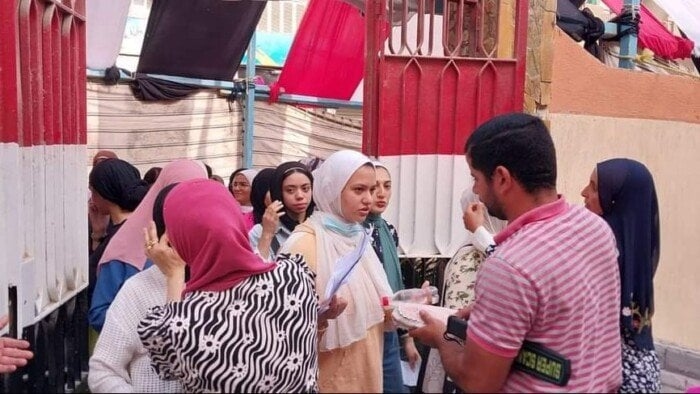 طلاب الثانوية العامة «النظام القديم» يتوافدون على اللجان لآداء امتحان اللغة الثانية