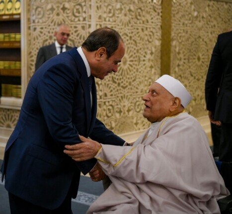 تقديرا لقيمة العلماء.. الرئيس السيسي يُقبّل رأس الدكتور أحمد عمر هاشم خلال صلاة عيد الأضحى «فيديو»