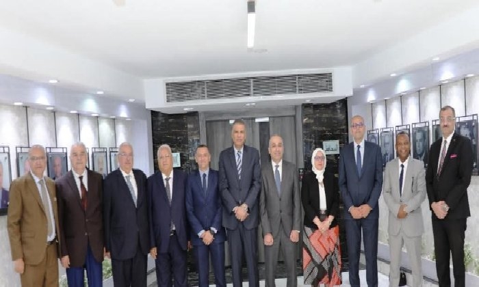 محافظ أسوان يشهد توقيع بروتوكول تعاون مع البنك الزراعي لاستكمال مشروع إحلال سيارات الكبود