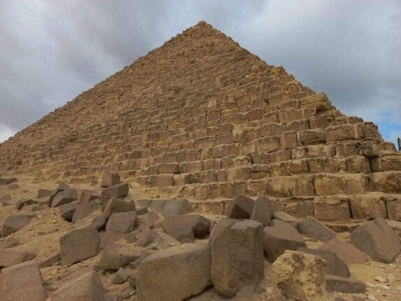 «السياحة والآثار» توضح حقيقة أعمال الحفر قرب الأهرامات