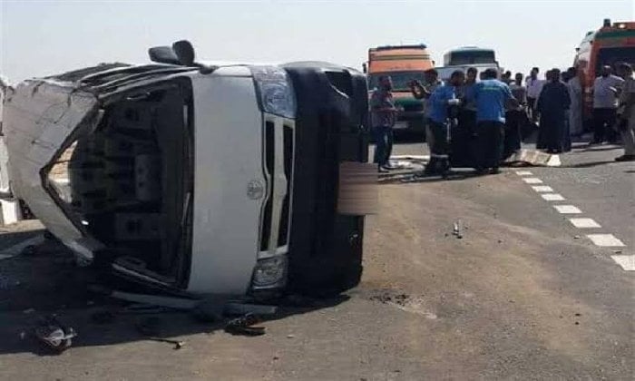 إصابة 6 أشخاص في حادث انقلاب ميكروباص بصحراوي الفيوم