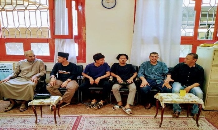رد الجميل.. طلاب من إندونيسيا يزورون معلمهم الأزهري في سوهاج