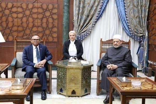 شيخ الأزهر يبحث مع سفير كمبوديا سبل تعزيز التعاون العلمي والدعوي