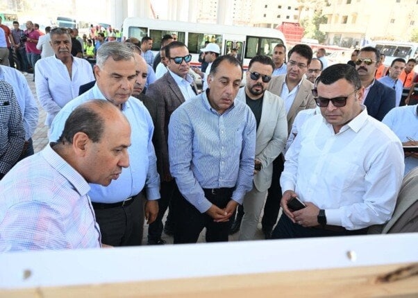 رئيس الوزراء يتفقد مشروع إنشاء محور السادات كوبري 45 بالإسكندرية