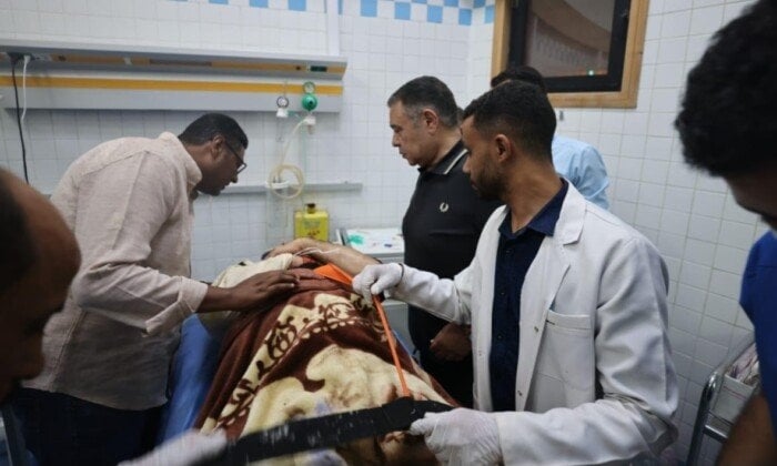 محافظ البحر الأحمر ينتقل لموقع حادث حفار جبل الزيت ويزور المصابين للاطمئنان عليهم
