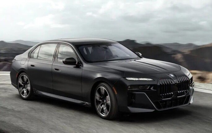 سيارة BMW الفئة السابعة موديل 2025.. الأسعار والمواصفات