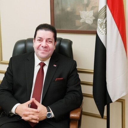تصدر خلال أيام.. «مرايا في بلاط العميان» رواية جديدة لـ الدكتور محمد عثمان