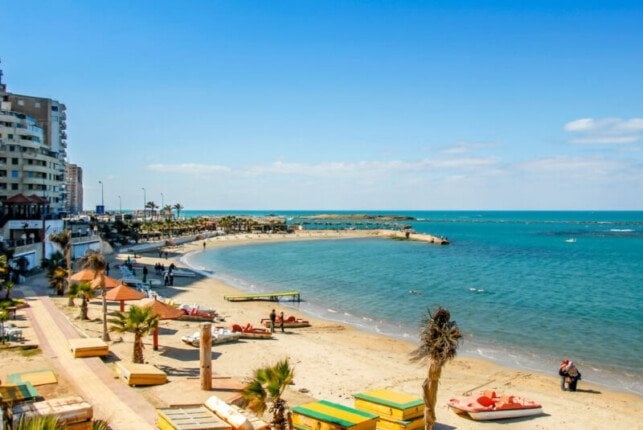 أسعار شواطئ الإسكندرية وأفضل الأماكن لمواجهة حر الصيف