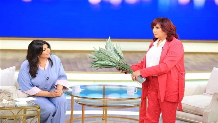 الجمعة.. شيرين ضيفة برنامج معكم منى الشاذلي