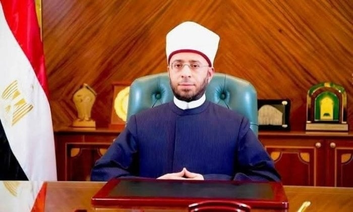 بعد تعرضه لحادث طعن.. وزير الأوقاف يطمئن على الشيخ«ممدوح محمود حسين»