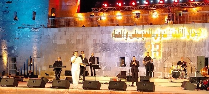 «سحراني».. إيهاب توفيق يبدأ حفله بـ «مهرجان القلعة» وسط حضور جماهيري كبير