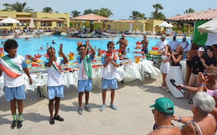 سياح إيطاليون يحتفلون بعيد "Ferragosto" بمنتجعات مرسى علم