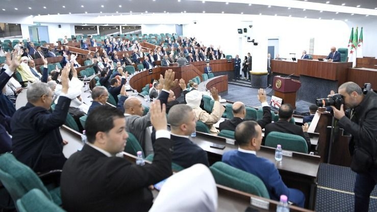 التصويت بالإجماع على نص القانون الذي يتضمن الإجراءات الجزائية - الوطني : البلاد