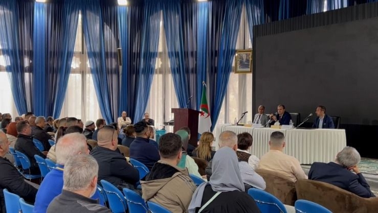 تسليم وثائق التوطين البنكي لعدد من المتعاملين الاقتصاديين الناشطين في مجالات الاستيراد