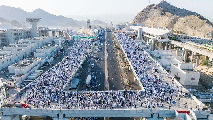 حجاج بيت الله الحرام يرمون جمرة العقبة الكبرى ويواصلون أداء مناسك الحج  - الدولي : البلاد