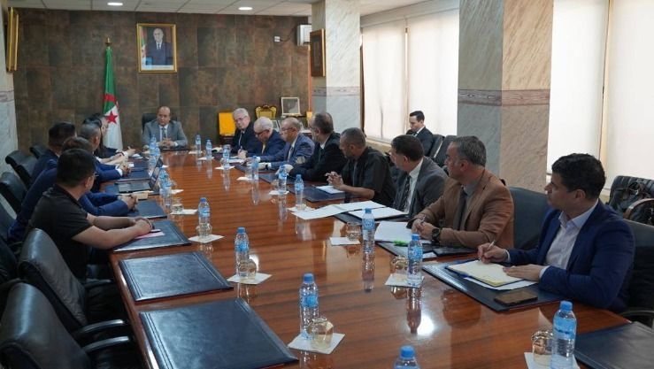 وزير الصناعة يستقبل وفدًا رفيعًا عن مجمع AVIC الصيني لبحث فرص الاستثمار في الجزائر - الوطني : البلاد
