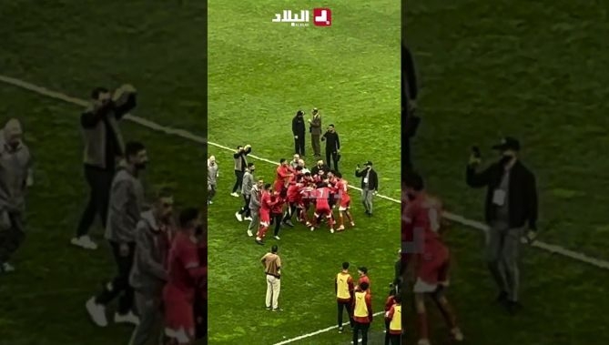 لاعبي شباب بلوزداد يحتفلون مع الرئيس #رابحي عقب الريمونتادا أمام ترجي مستغانم 🔴⚪